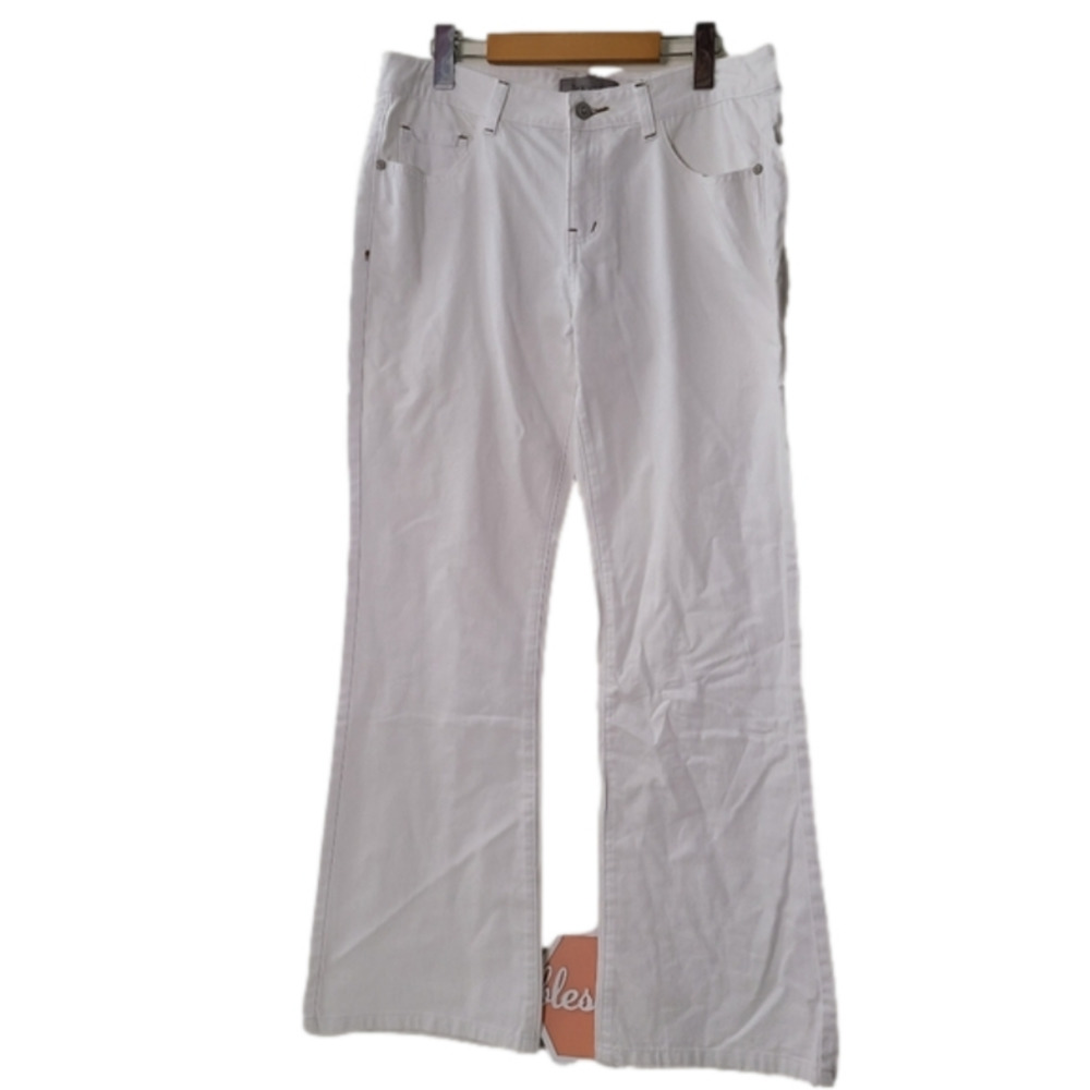 133. TEX by Max Azria women's white, fit and flare jeans, NWOT, Size 30